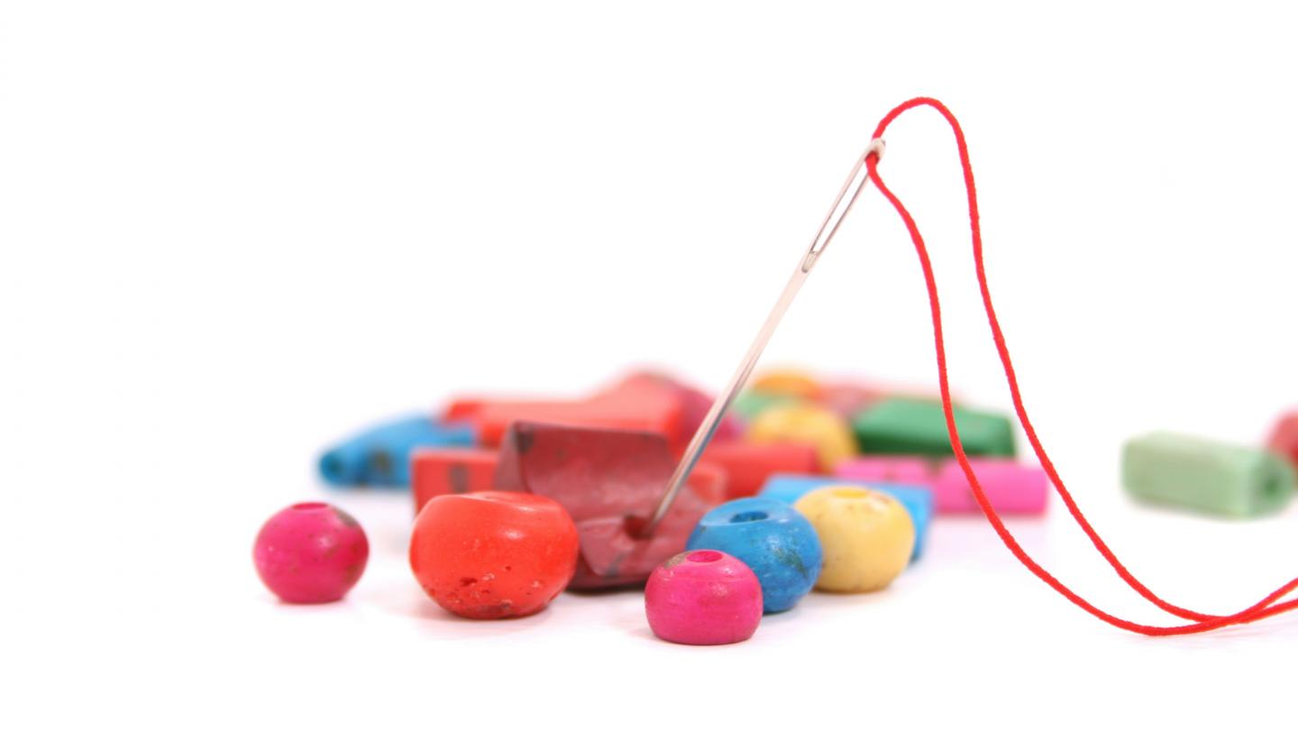 Kralen rijgen. Credit: Lisa Woakes / Unsplash