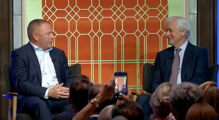 Jamie Dimon (right) in conversation with NBIM CEO Nicolas Tangen.