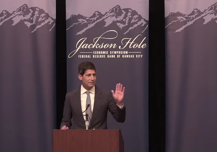 Fed-voorzitter Kevin Warsh tijdens zijn toespraak vrijdag. Foto: Kansas City Fed.