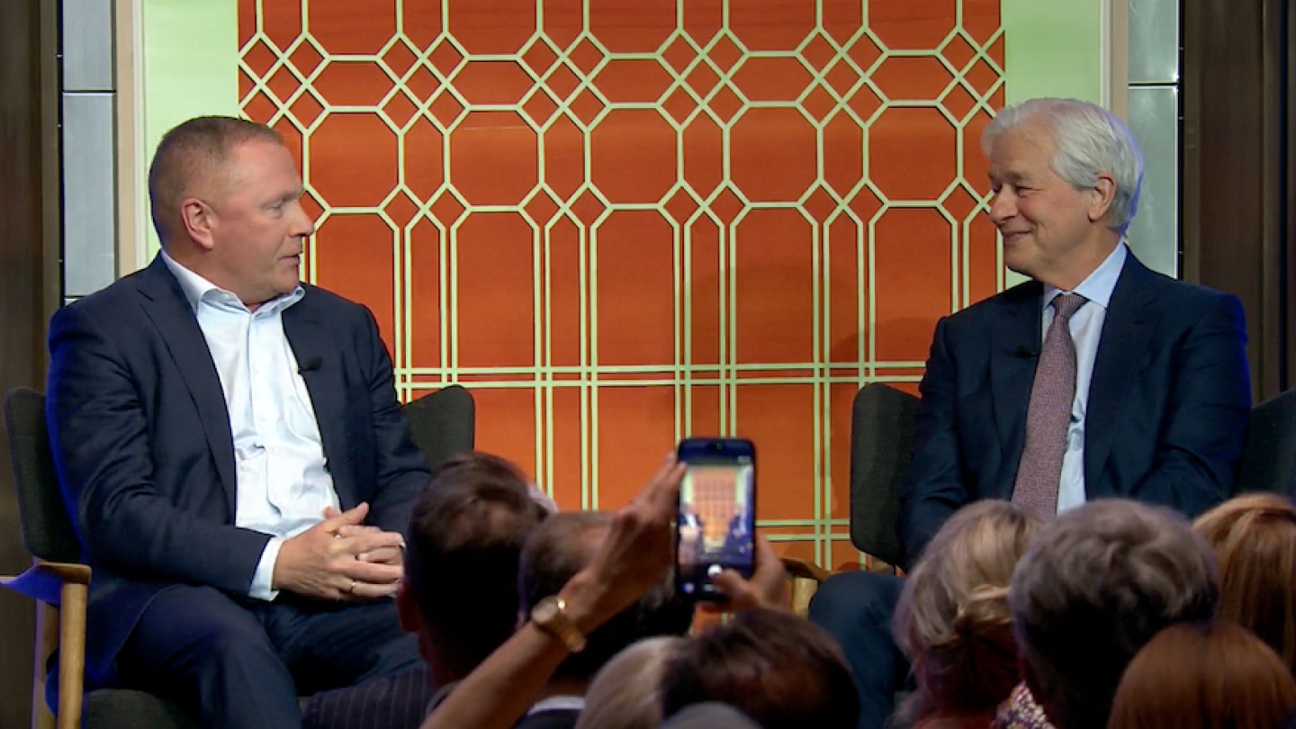 Jamie Dimon (right) in conversation with NBIM CEO Nicolas Tangen.
