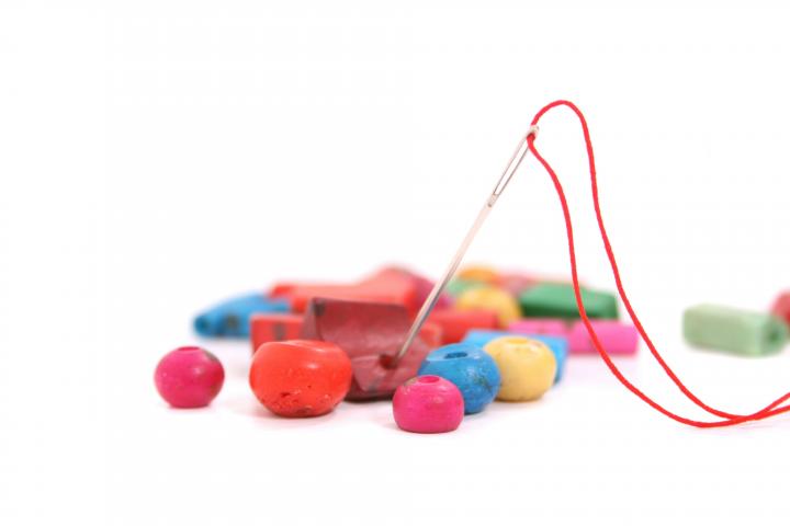 Kralen rijgen. Credit: Lisa Woakes / Unsplash