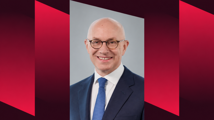 Zakelijk portret met geometrische rode achtergrond(1).png