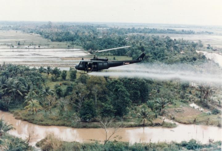 Een militaire helikopter die in 1963 Agent Orange sproeit tijdens de Vietnamoorlog