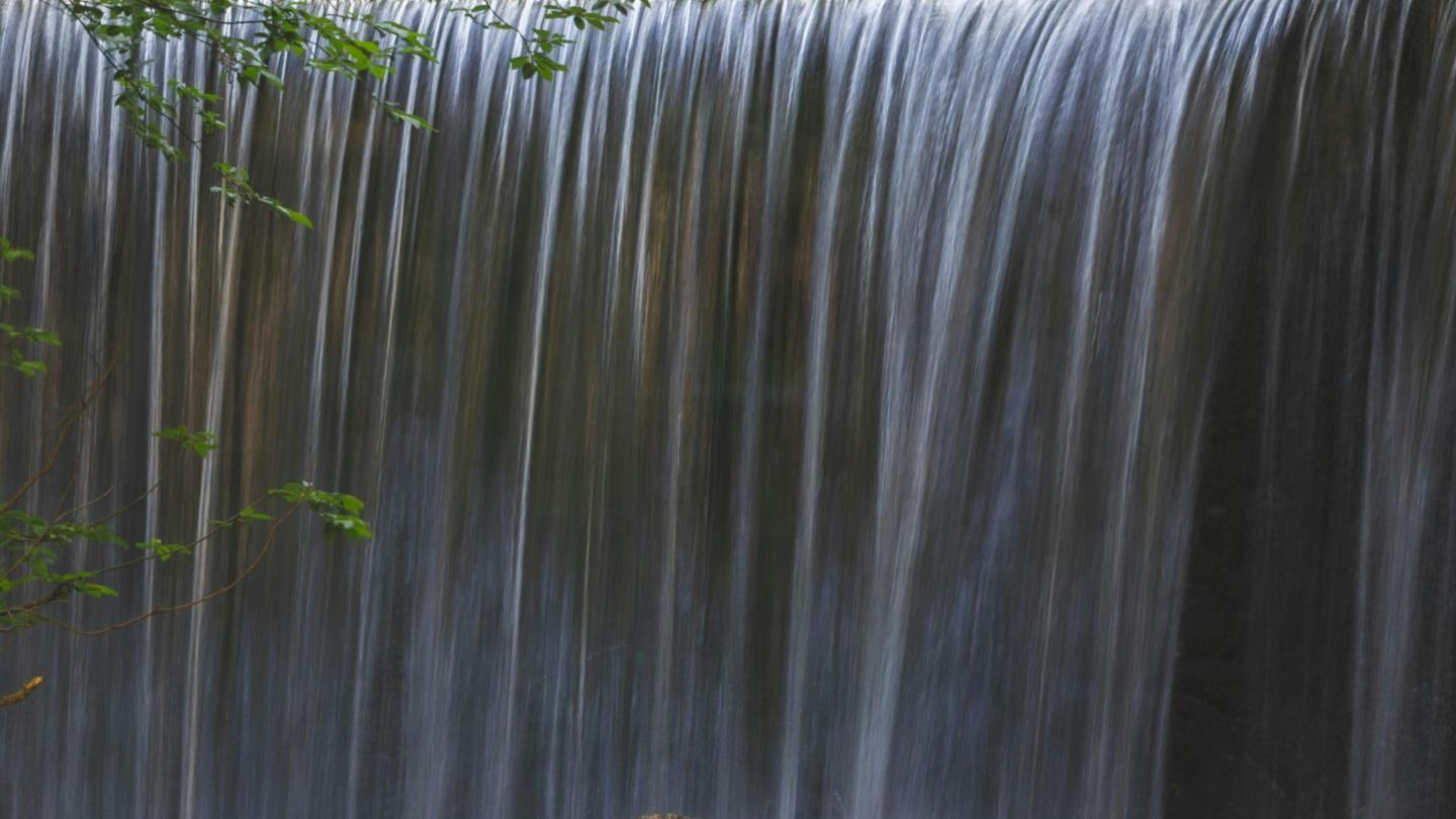 Waterfall - Pexels - Foto by Luca Istrate