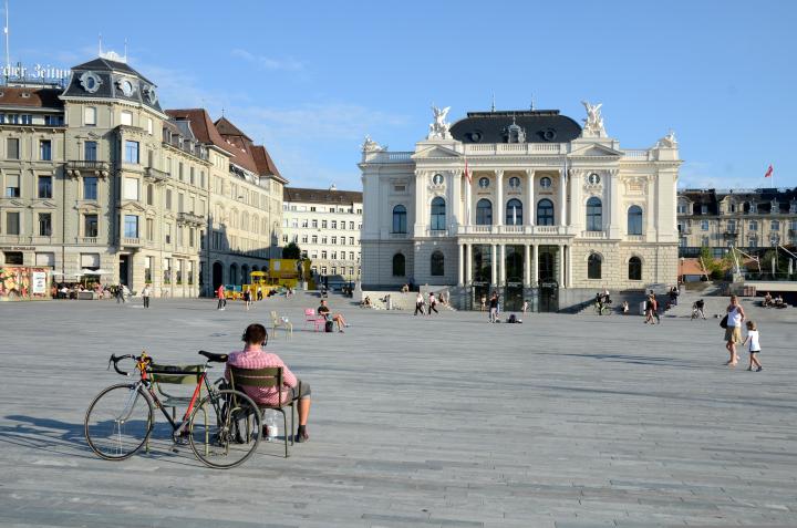 Het Opernhaus in Zürich, aan de Sechseläutenplatz.