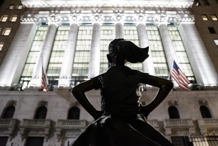 Fearless Girl, het bronzen beeld dat uitkijkt op de New York Stock Exchange. Foto door Billie Grace Wardi via Flickr.