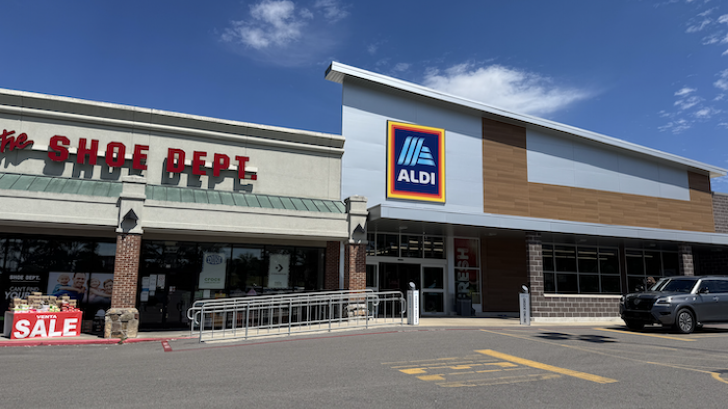Nu Amerikanen worstelen met stijgende kosten van levensonderhoud probeert de Duitse supermarktketen Aldi in de VS voet aan de grond te krijgen met goedkope huismerken. Nu Amerikanen worstelen met stijgende kosten van levensonderhoud probeert de Duitse supermarktketen Aldi in de VS voet aan de grond te krijgen met goedkope huismerken.