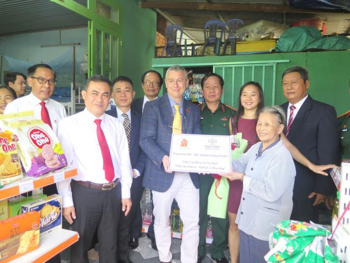 Belgisch ambassadeur in Vietnam Karl Van den Bossche in een buurtwinkel die gesteund wordt door Aquitara