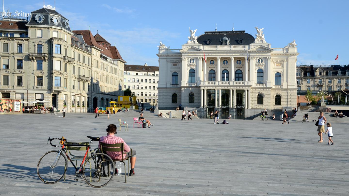 Het Opernhaus in Zürich, aan de Sechseläutenplatz. 