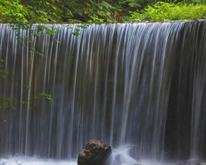 Waterfall - Pexels - Foto by Luca Istrate