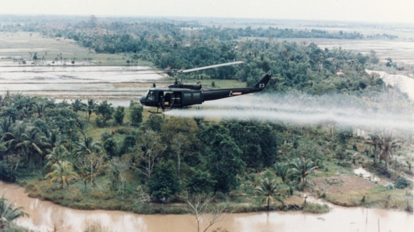 Een militaire helikopter die in 1963 Agent Orange sproeit tijdens de Vietnamoorlog 