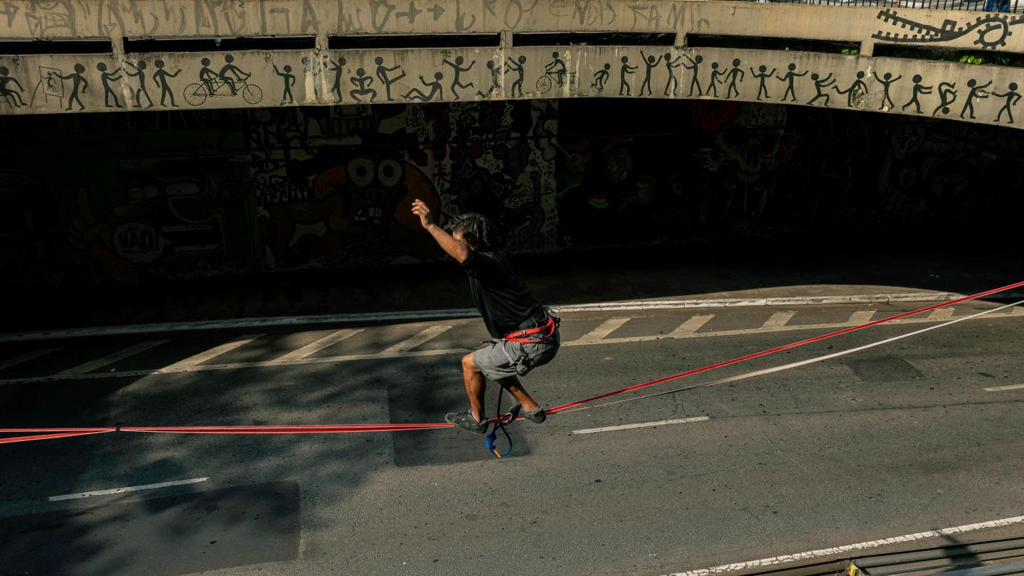 Pexels-Joel Alencar-slackline