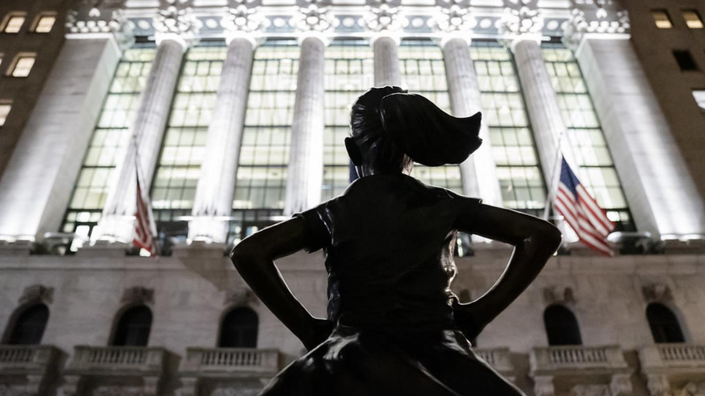 Fearless Girl, het bronzen beeld dat uitkijkt op de New York Stock Exchange. Foto door Billie Grace Wardi via Flickr. Fearless Girl, het bronzen beeld dat uitkijkt op de New York Stock Exchange. Foto door Billie Grace Wardi via Flickr.