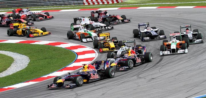 The opening lap at the 2010 F1 Malaysia Grand Prix. Image by Morio via Wikimedia Commons CC-BY-2.0.