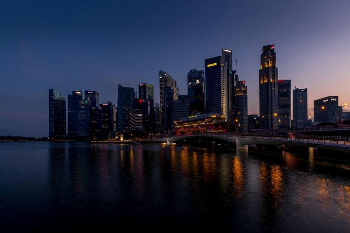 Banken in Singapore, foto door Christoph Theisinger via Unsplash
