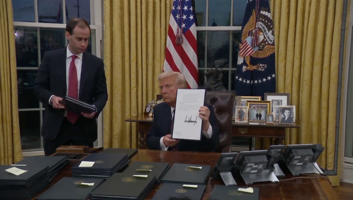 President Trump ondertekende maandag zijn eerste decreten in het Oval Office.