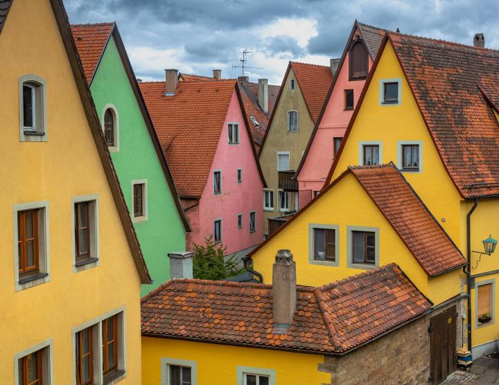 Foto door Sergey Guk: https://www.pexels.com/nl-nl/foto/kleurrijke-europese-huizen-met-pannendaken-28518085/