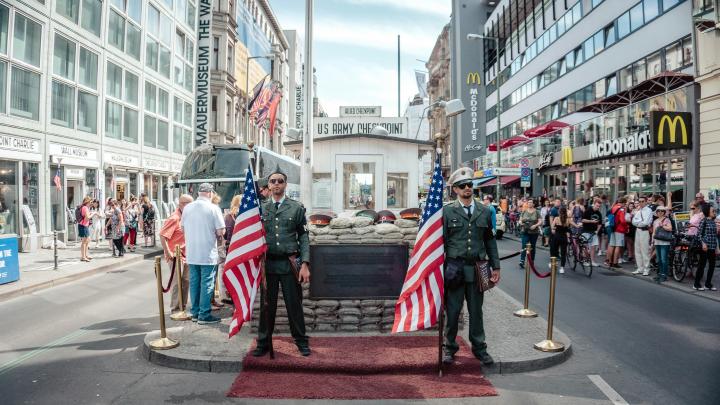 Het voormalig checkpoint Charlie in Berlijn. Foto via Unsplash.