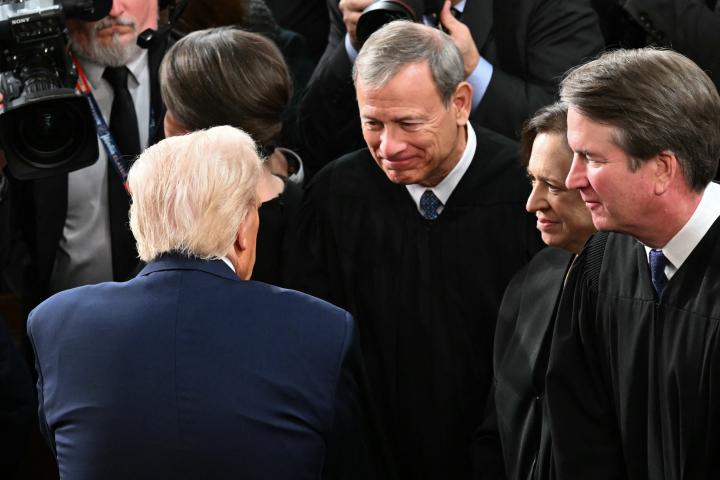 De Amerikaanse president Donald Trump groet opperrechter John Roberts van het Hooggerechtshof. Foto: Saul Loeb / AFP