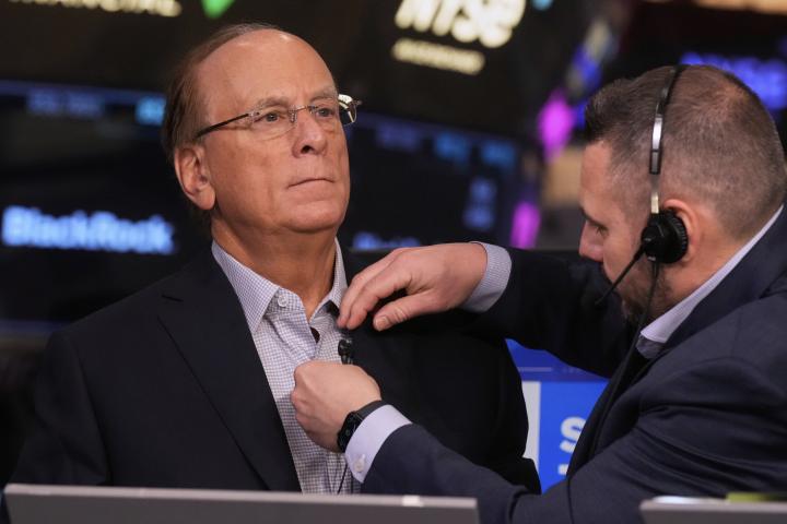 Blackrock-CEO Larry Fink wordt klaargemaakt voor een interview op de New York Stock Exchange. Bron: AP Photo/Richard Drew