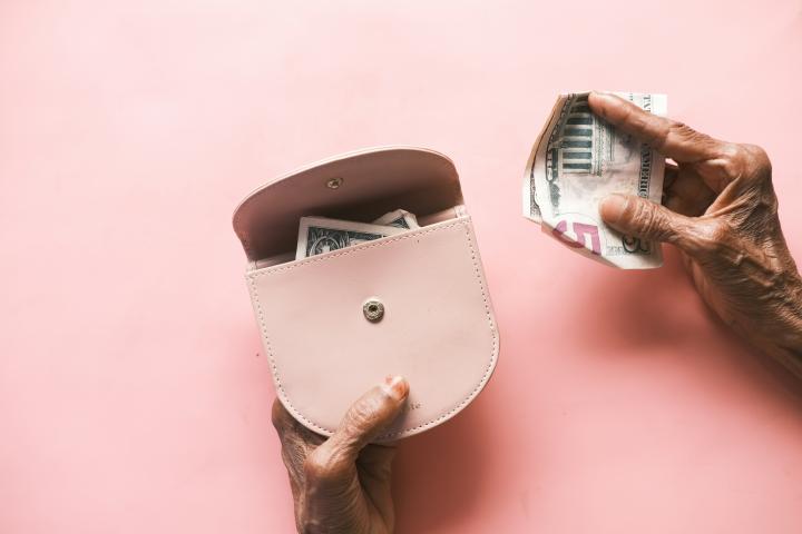 Geld tellen, foto door Towfiqu barbhuiya via Unsplash