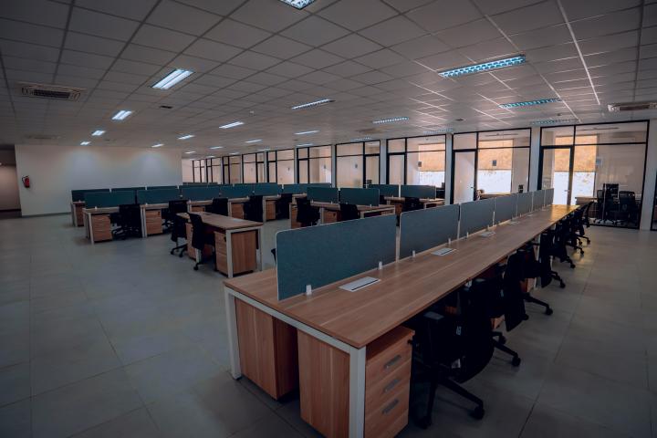 Empty office, photo by Fiqih Alfarish via Unsplash