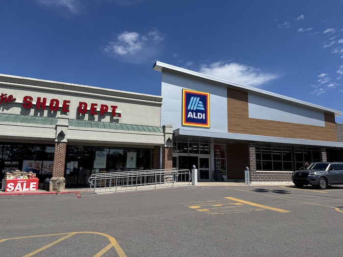 Nu Amerikanen worstelen met stijgende kosten van levensonderhoud probeert de Duitse supermarktketen Aldi in de VS voet aan de grond te krijgen met goedkope huismerken.