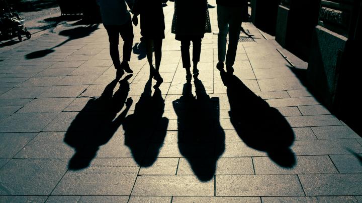 'Schaduwbankiers', Foto door Feodor Chistyakov via Unsplash