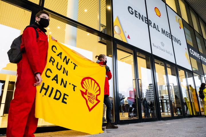 Protests at the AGM of Royal Dutch Shell Group PLC. Photo by Laura Ponchel via Flickr CC-BY-2.0.