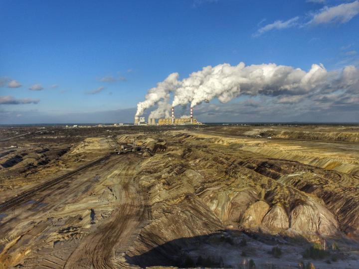 ECB: Banks, not funds, finance carbon-intensive activities