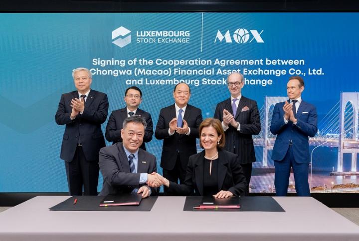 The signing ceremony between LuxSE and MOX. Photo: LuxSE.