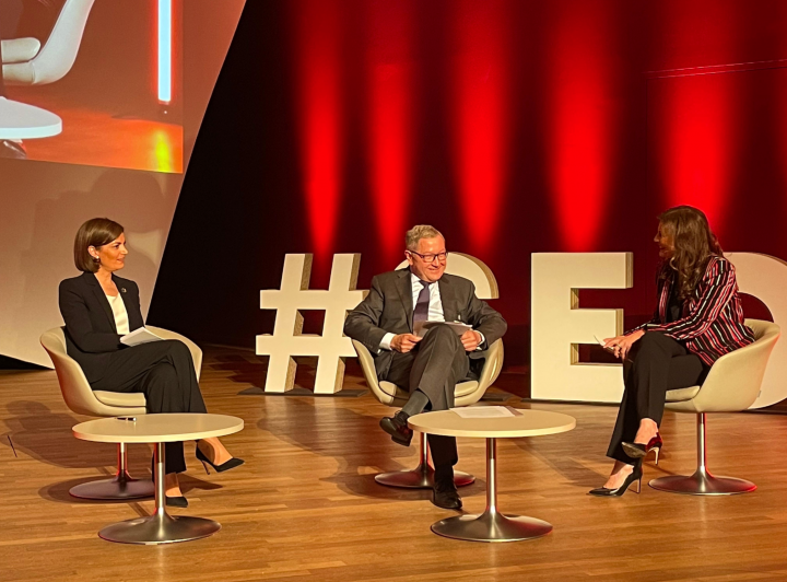 Julie Becker, CEO of the Luxembourg Stock Exchange, and Klaus Regling, Director General of the European Stability Mechnamism, in discussion at LuxSE's SED event on 27 April. Photo: LuxSE.
