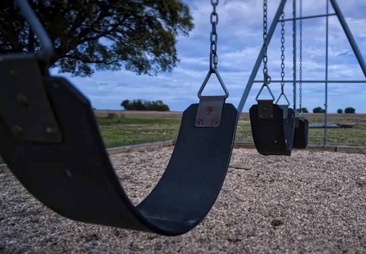 A swing at a playgroud. Photo: Rawpixel CC0.