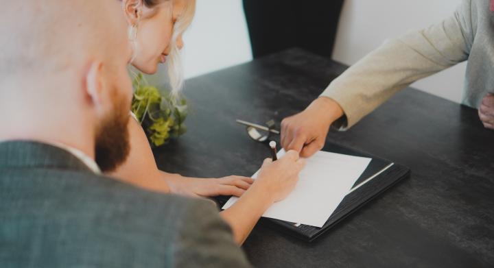 Signing contract from unsplash