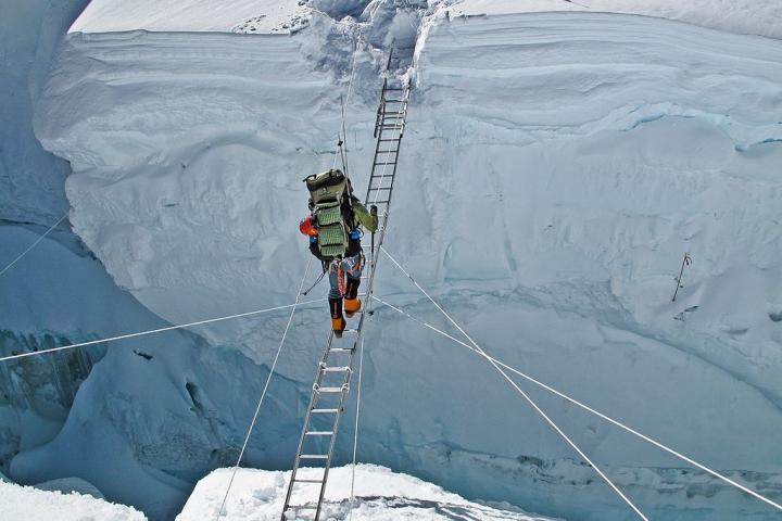 Crossing Glaciers in the North Pole. Photo via Wikimedia, EmmaHill13, CC BY-SA 4.0.