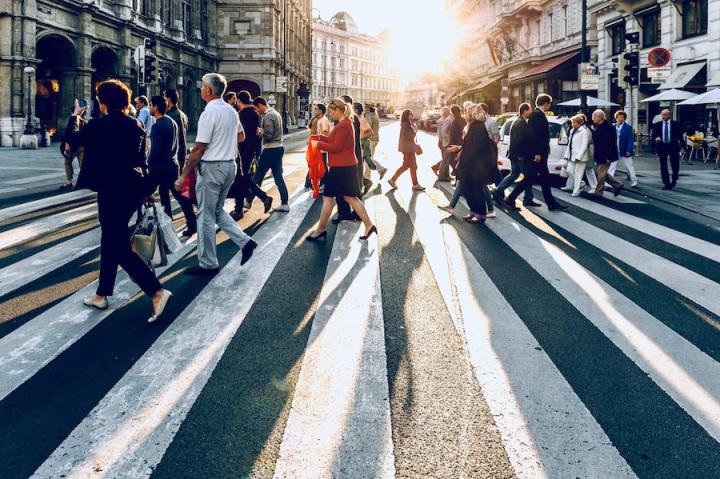 People crossing street: Jacek Dylag/Unsplash