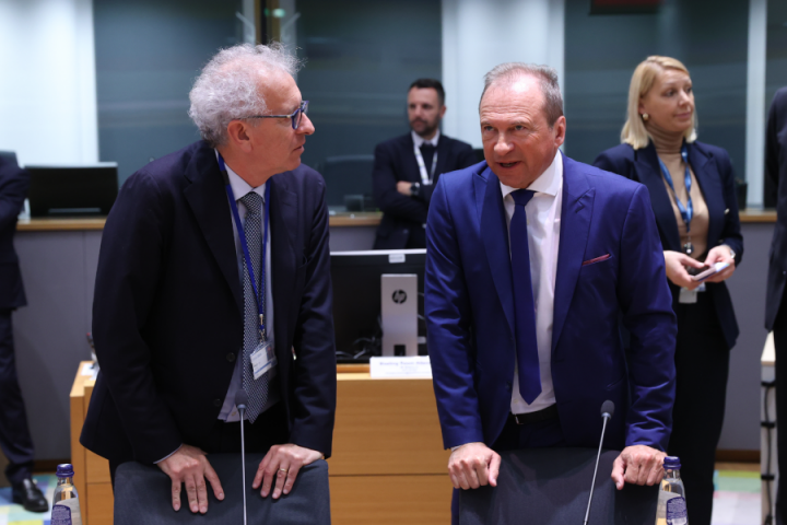 A Luxembourg tête-à-tête at the Eurogroup in Brussels on Monday, with finance minister Gilles Roth and Pierre Gramegna, managing director of the ESM. Photo: EU.