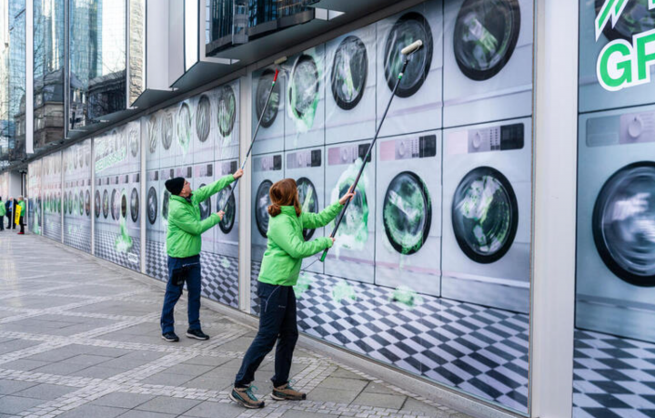 Greenpeace in March targeted the offices of DWS and Deutsche Bank in Frankfurt with a protest. Photo: Greenpeace.