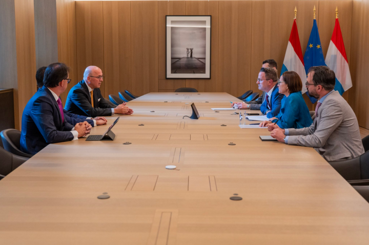 Tuesday's meeting between prime minister Bettel, finance minister Backes and Bank of America representatives. Photo: Luxembourg government via Twitter.